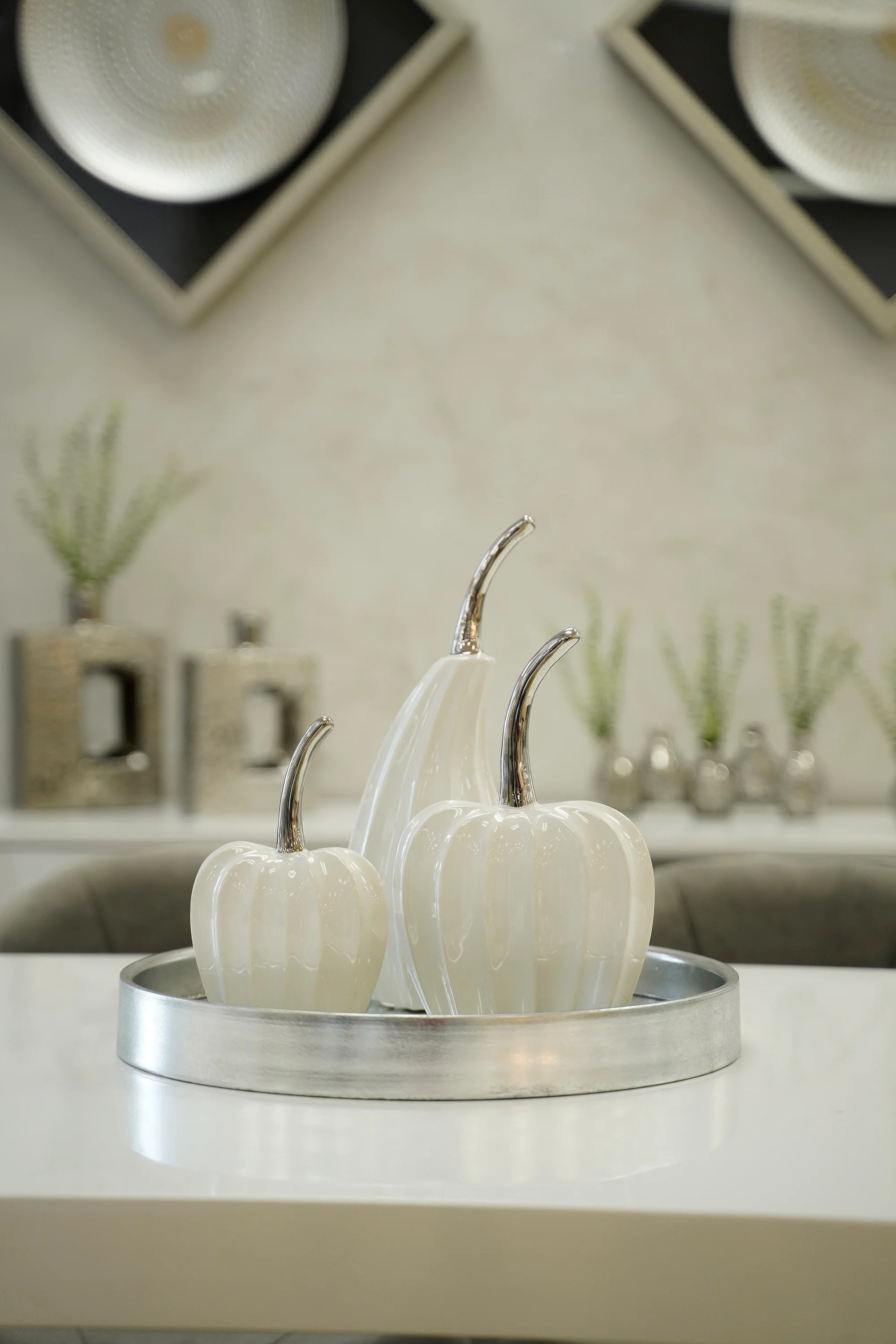 14" silver/white ceramic 3D Pear - Pur collection - Image 3