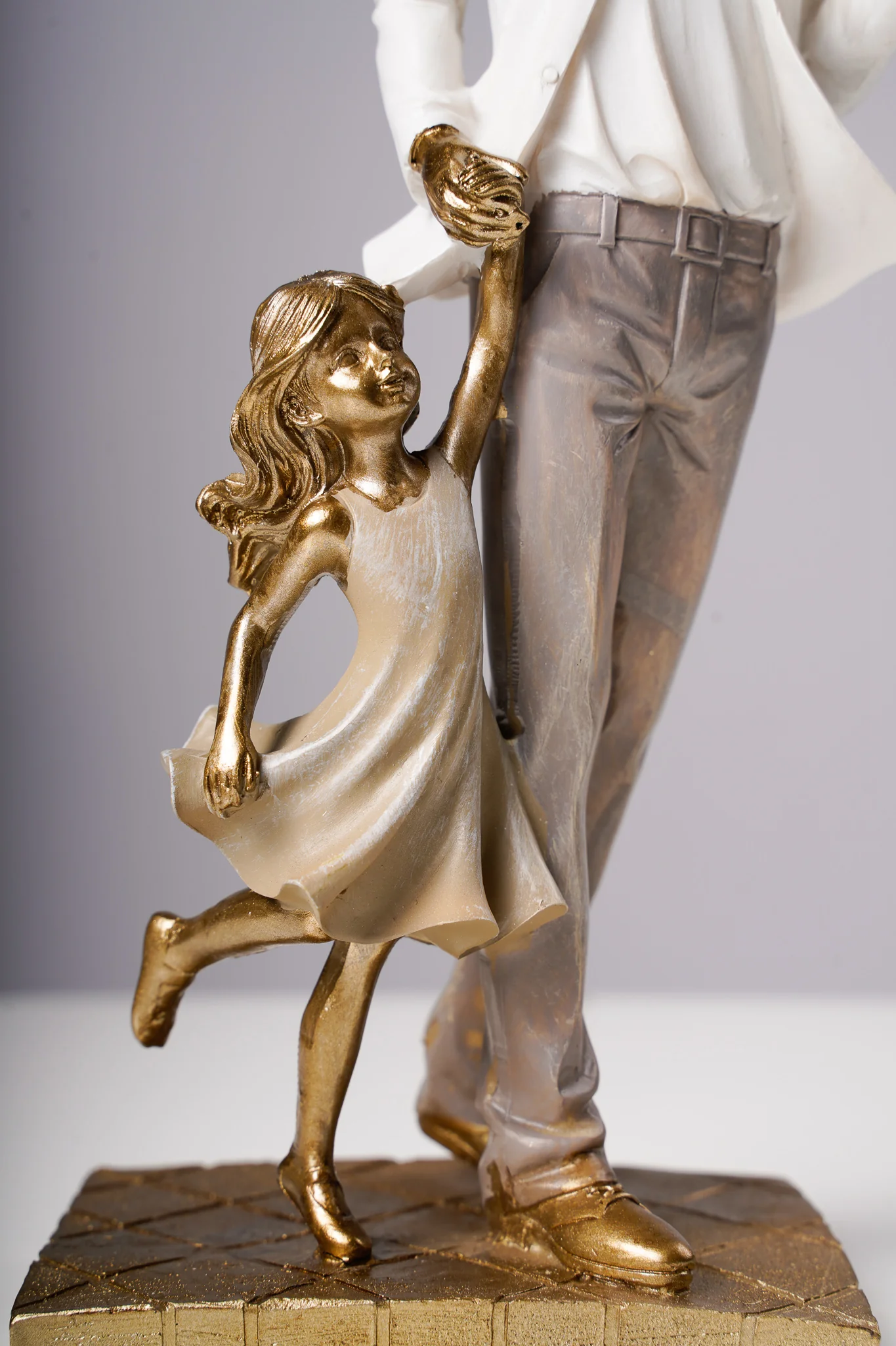 4" Father & daughter w/ umbrella - Family Collection - Image 3