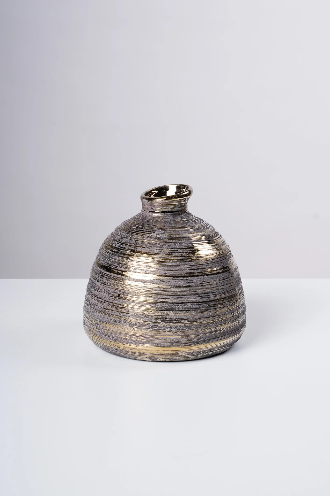 5" Vase Cement w/Golg - Image 2