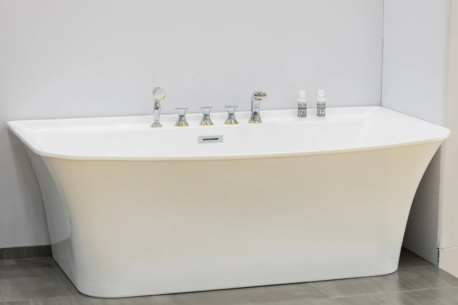 Quadro Modern Bathtub w/faucet 67" - Nouveau Collection - Image 4